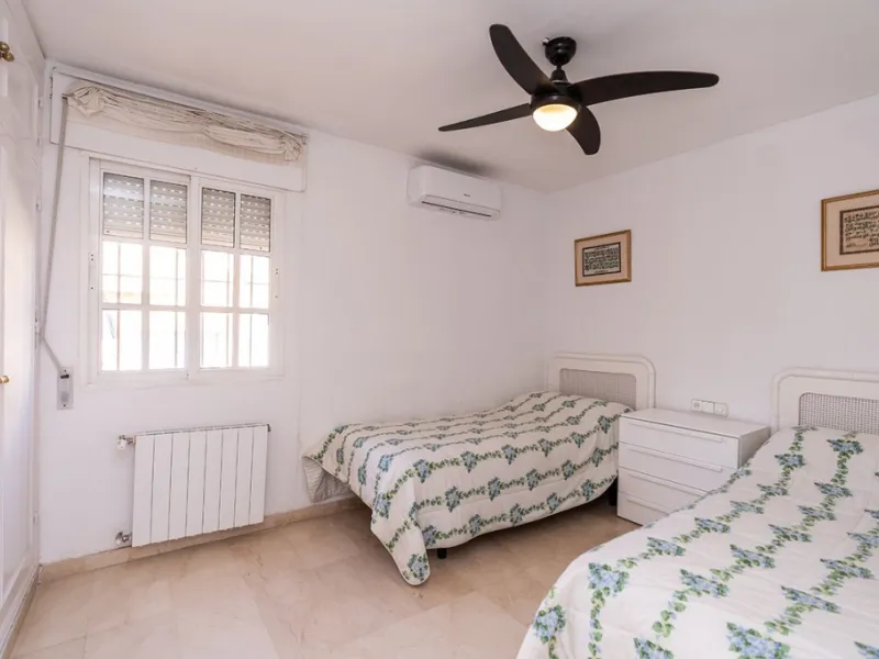 Ample and bright semi-detached house in the urbanisation Costabella in East Marbella. The house offers on two levels three bedrooms, three bathrooms, a good sized living room, big kitchen, front terrace and back summer terrace. Amazing sea views from firs