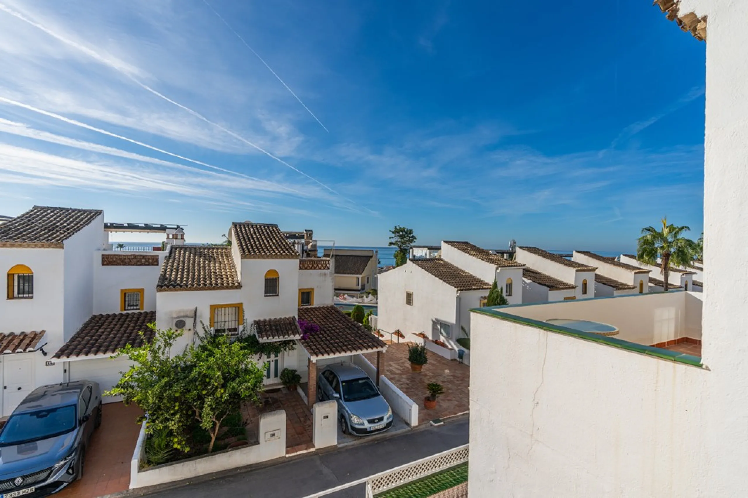 Ample and bright semi-detached house in the urbanisation Costabella in East Marbella. The house offers on two levels three bedrooms, three bathrooms, a good sized living room, big kitchen, front terrace and back summer terrace. Amazing sea views from firs