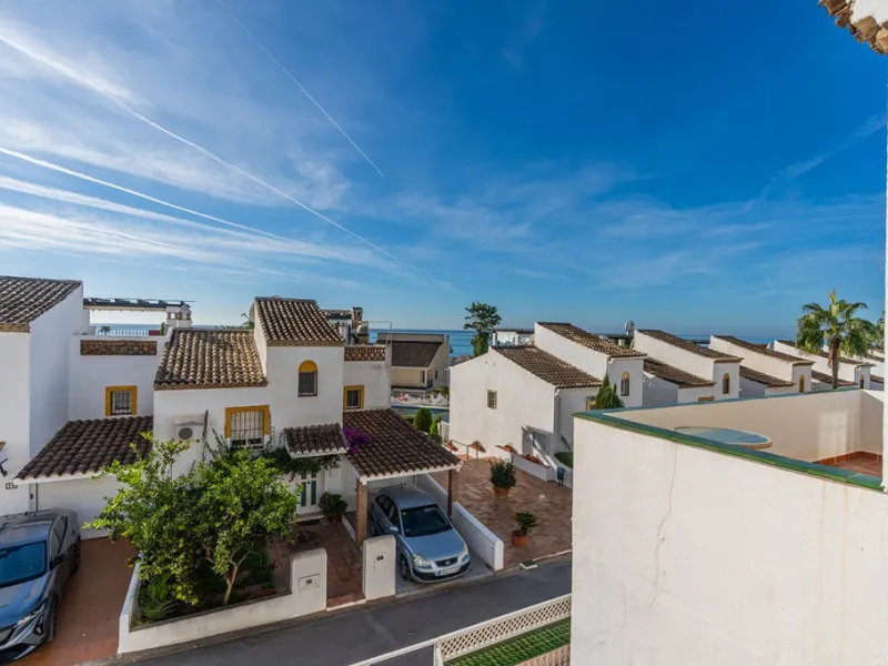 Ample and bright semi-detached house in the urbanisation Costabella in East Marbella. The house offers on two levels three bedrooms, three bathrooms, a good sized living room, big kitchen, front terrace and back summer terrace. Amazing sea views from firs