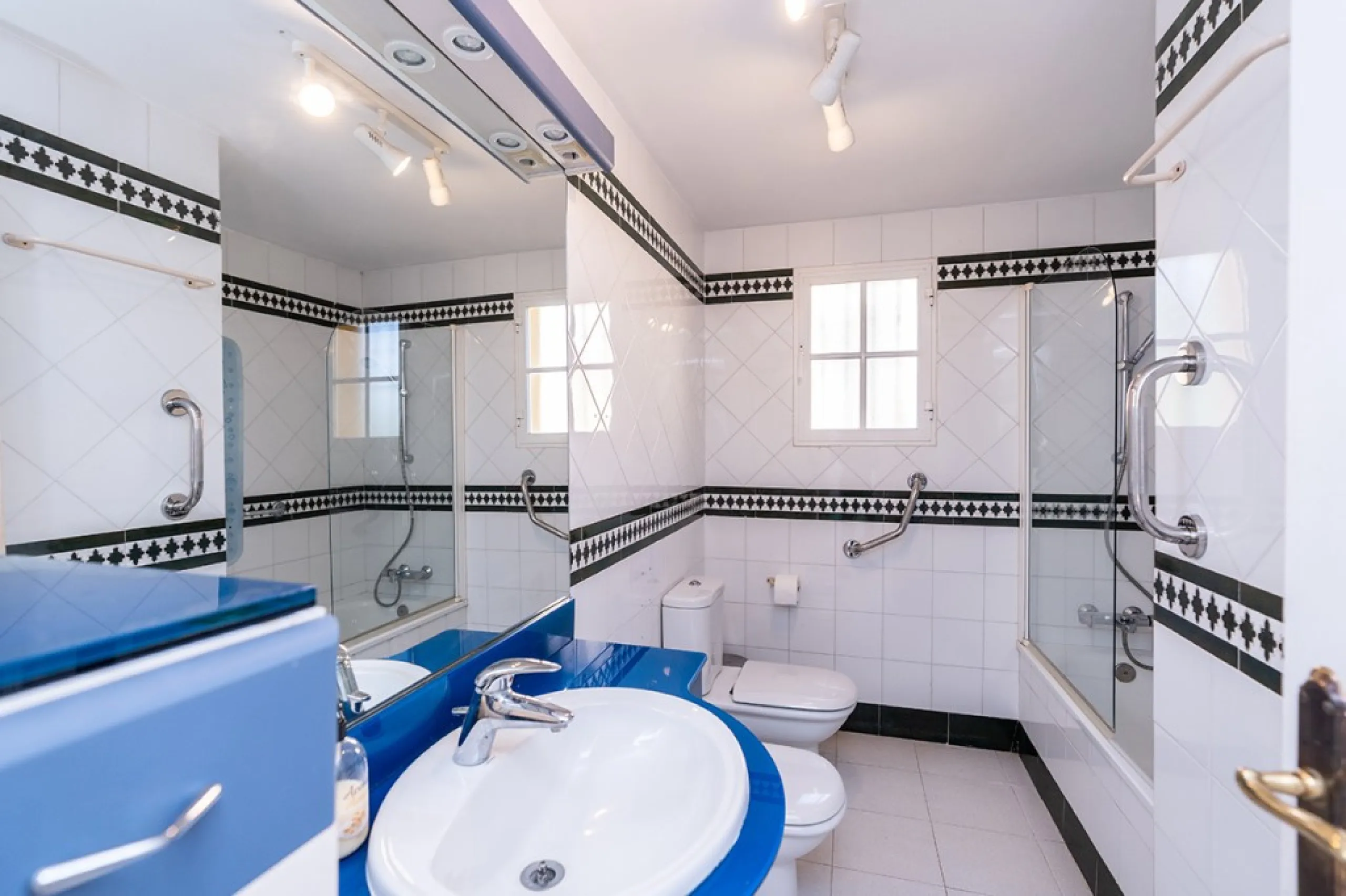 Ample and bright semi-detached house in the urbanisation Costabella in East Marbella. The house offers on two levels three bedrooms, three bathrooms, a good sized living room, big kitchen, front terrace and back summer terrace. Amazing sea views from firs