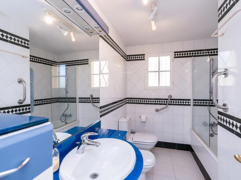 Ample and bright semi-detached house in the urbanisation Costabella in East Marbella. The house offers on two levels three bedrooms, three bathrooms, a good sized living room, big kitchen, front terrace and back summer terrace. Amazing sea views from firs
