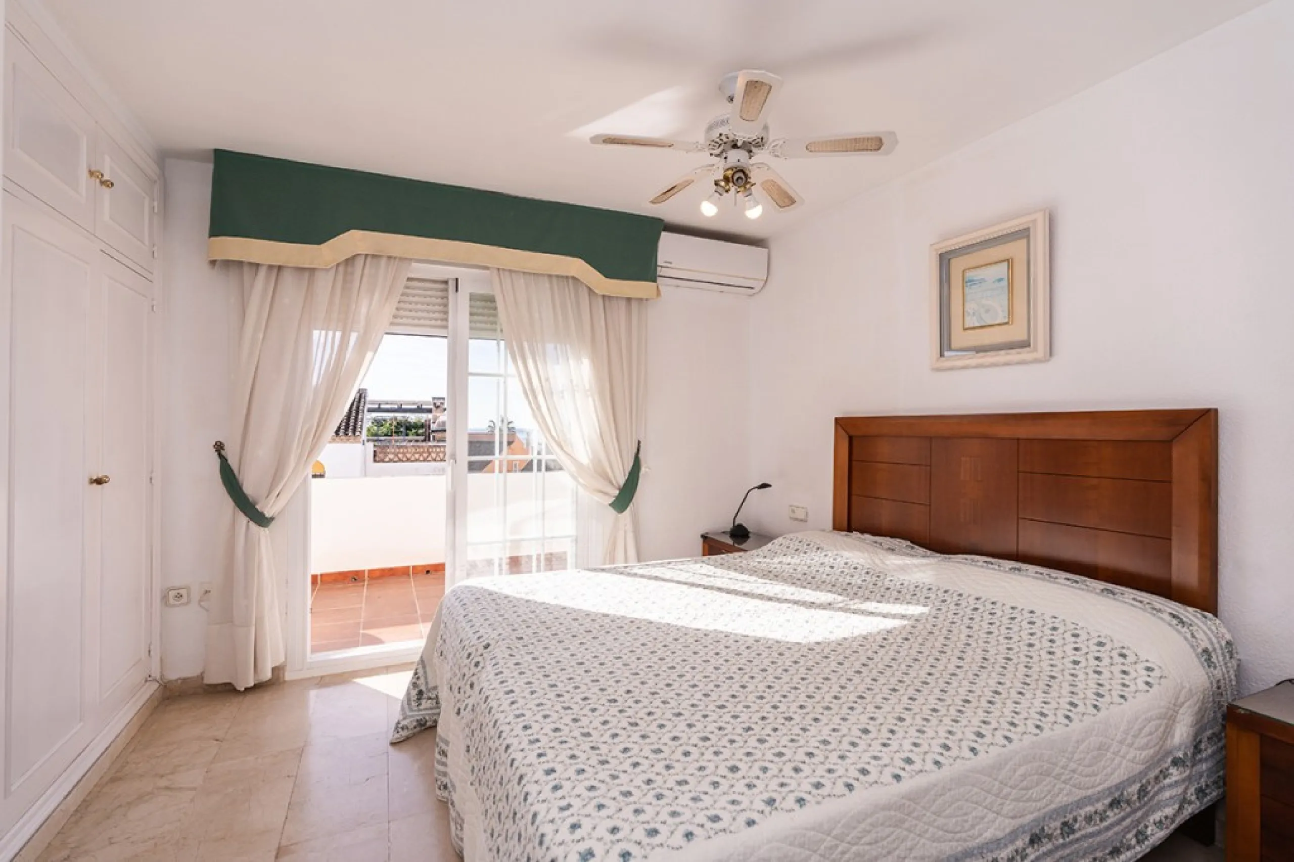 Ample and bright semi-detached house in the urbanisation Costabella in East Marbella. The house offers on two levels three bedrooms, three bathrooms, a good sized living room, big kitchen, front terrace and back summer terrace. Amazing sea views from firs