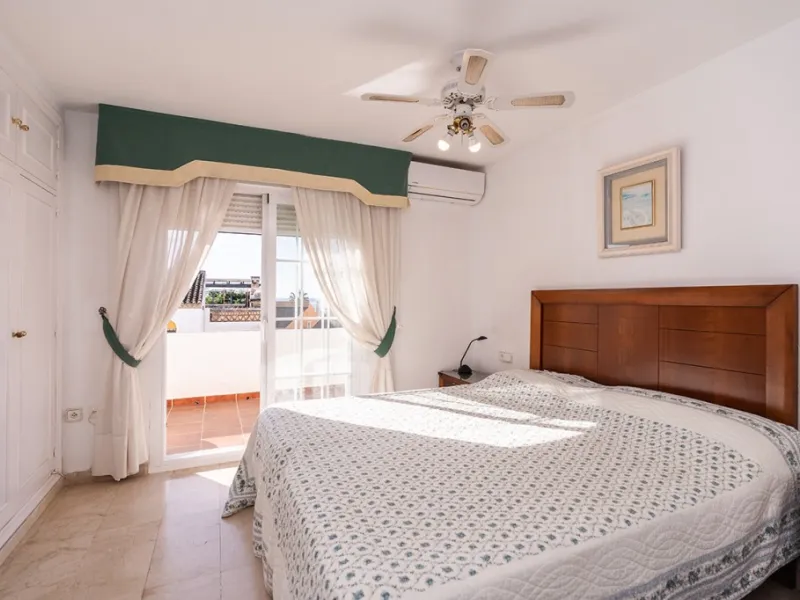 Ample and bright semi-detached house in the urbanisation Costabella in East Marbella. The house offers on two levels three bedrooms, three bathrooms, a good sized living room, big kitchen, front terrace and back summer terrace. Amazing sea views from firs