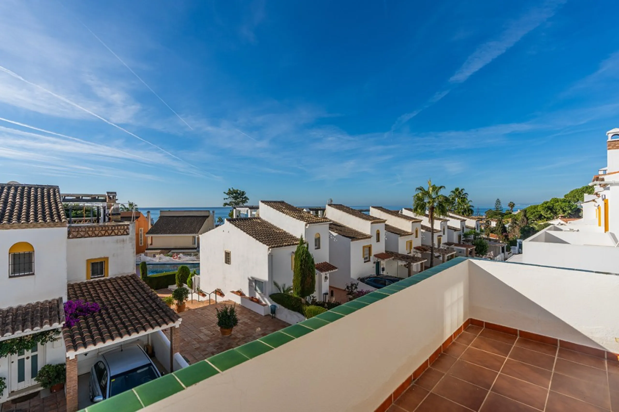 Ample and bright semi-detached house in the urbanisation Costabella in East Marbella. The house offers on two levels three bedrooms, three bathrooms, a good sized living room, big kitchen, front terrace and back summer terrace. Amazing sea views from firs
