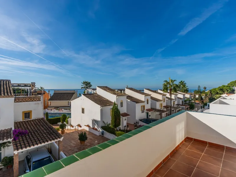 Ample and bright semi-detached house in the urbanisation Costabella in East Marbella. The house offers on two levels three bedrooms, three bathrooms, a good sized living room, big kitchen, front terrace and back summer terrace. Amazing sea views from firs