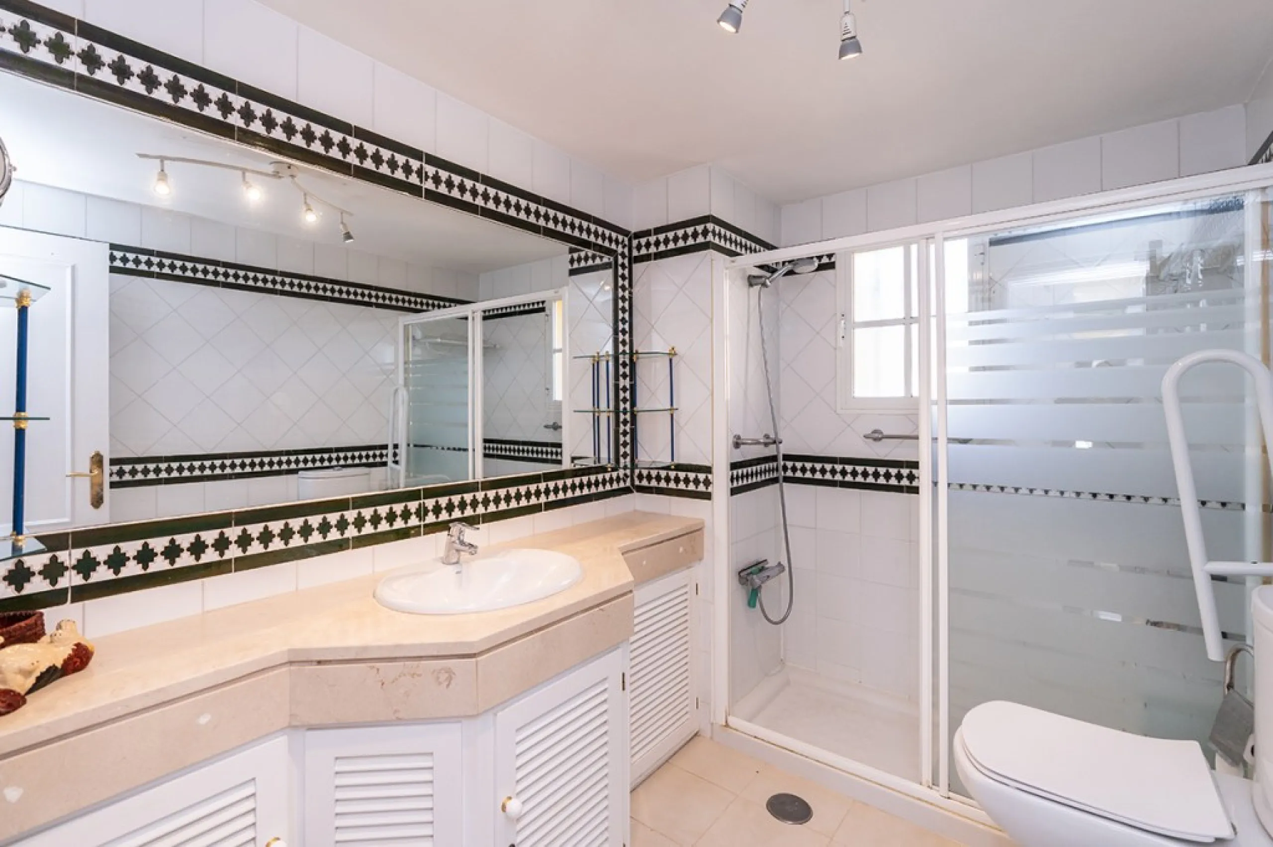 Ample and bright semi-detached house in the urbanisation Costabella in East Marbella. The house offers on two levels three bedrooms, three bathrooms, a good sized living room, big kitchen, front terrace and back summer terrace. Amazing sea views from firs