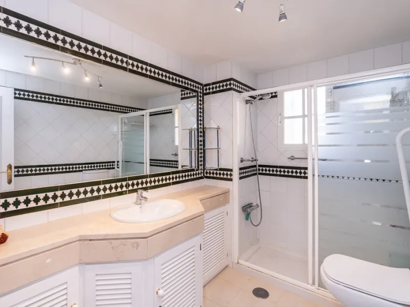 Ample and bright semi-detached house in the urbanisation Costabella in East Marbella. The house offers on two levels three bedrooms, three bathrooms, a good sized living room, big kitchen, front terrace and back summer terrace. Amazing sea views from firs