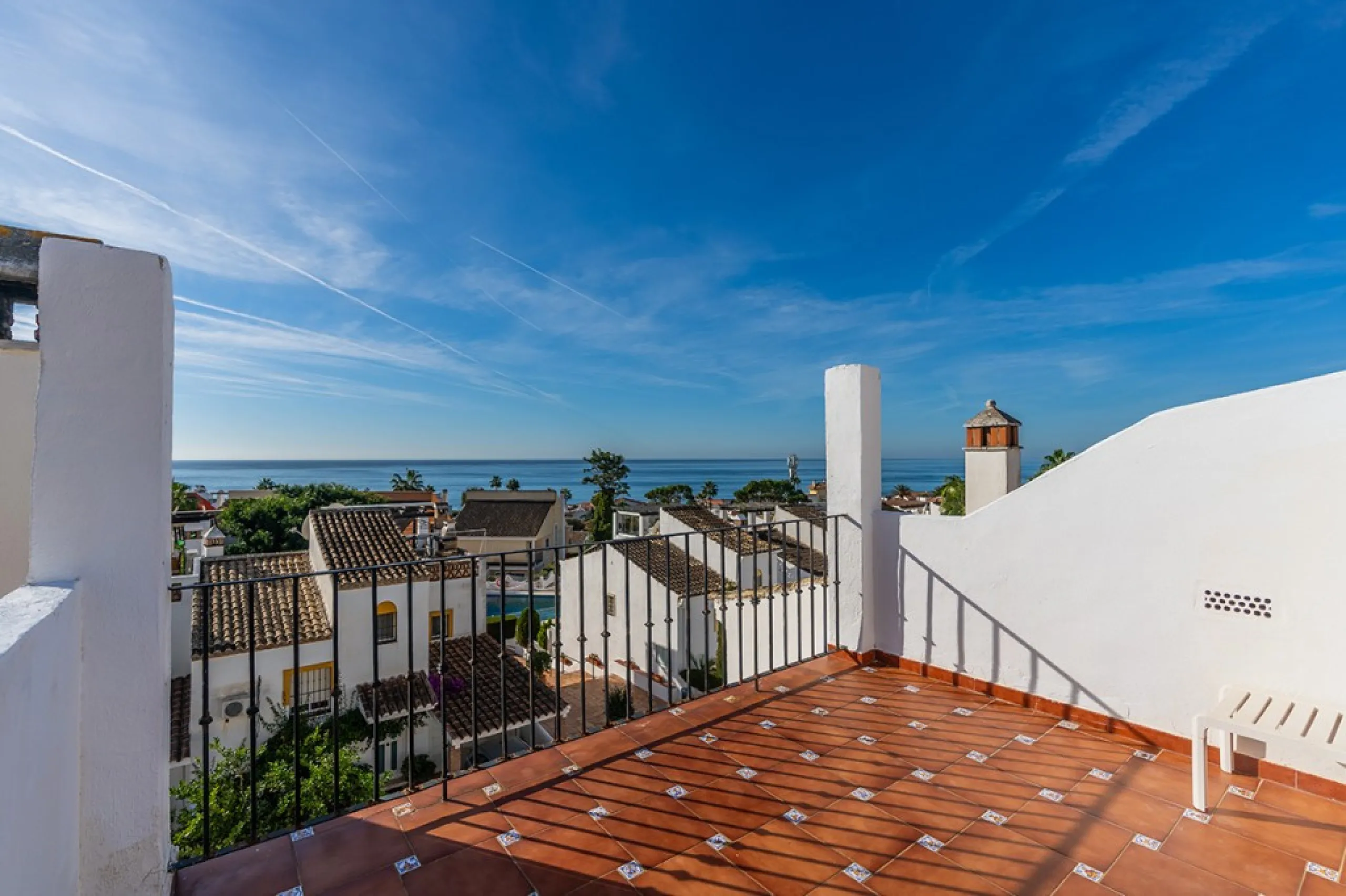 Ample and bright semi-detached house in the urbanisation Costabella in East Marbella. The house offers on two levels three bedrooms, three bathrooms, a good sized living room, big kitchen, front terrace and back summer terrace. Amazing sea views from firs