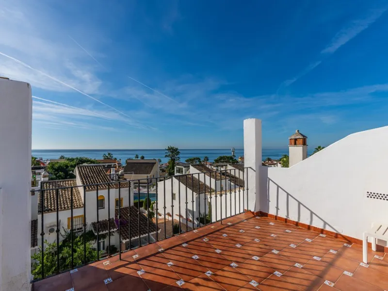 Ample and bright semi-detached house in the urbanisation Costabella in East Marbella. The house offers on two levels three bedrooms, three bathrooms, a good sized living room, big kitchen, front terrace and back summer terrace. Amazing sea views from firs