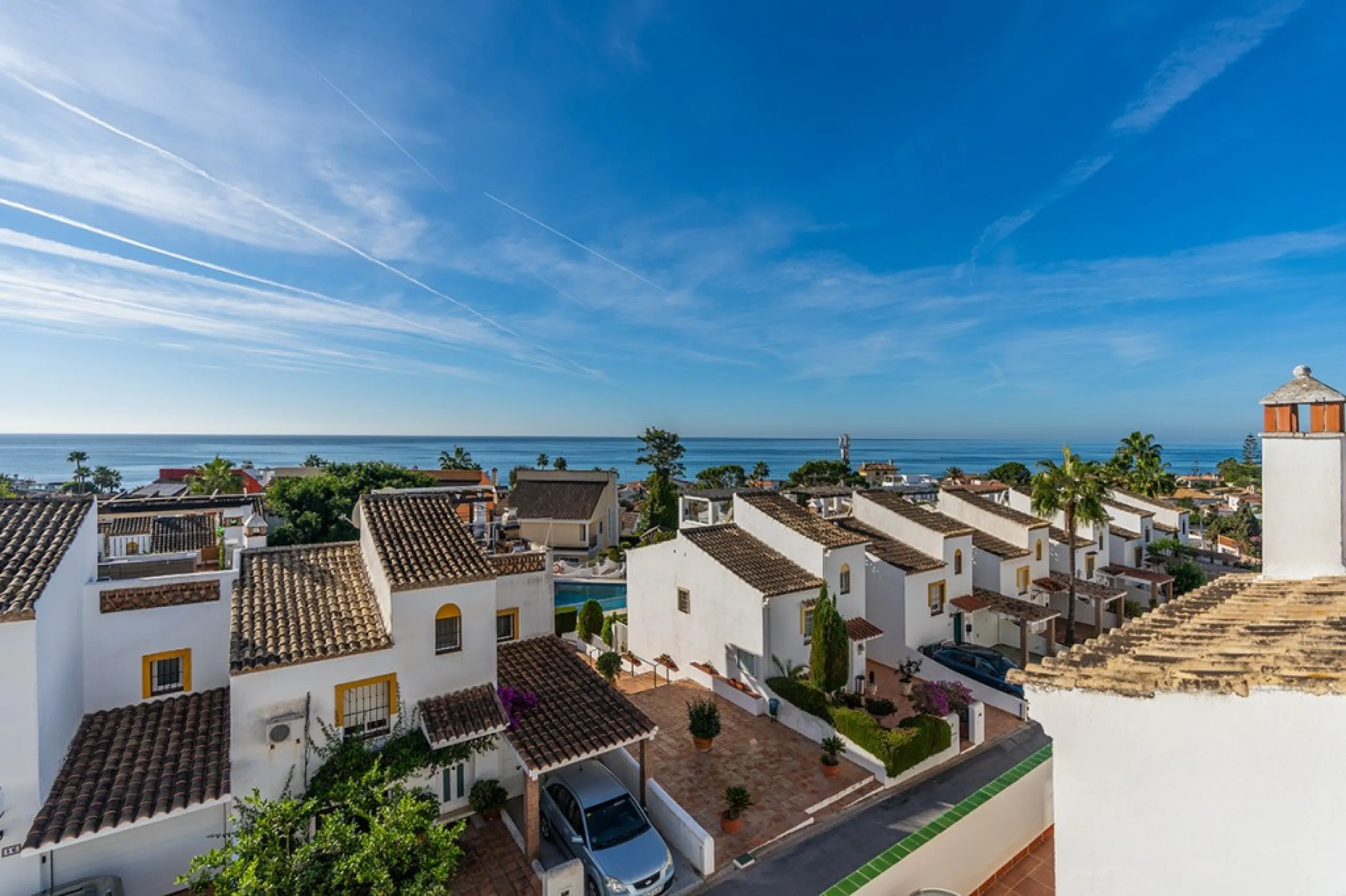 Ample and bright semi-detached house in the urbanisation Costabella in East Marbella. The house offers on two levels three bedrooms, three bathrooms, a good sized living room, big kitchen, front terrace and back summer terrace. Amazing sea views from firs