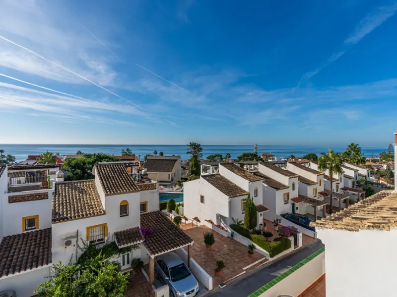 Ample and bright semi-detached house in the urbanisation Costabella in East Marbella. The house offers on two levels three bedrooms, three bathrooms, a good sized living room, big kitchen, front terrace and back summer terrace. Amazing sea views from firs