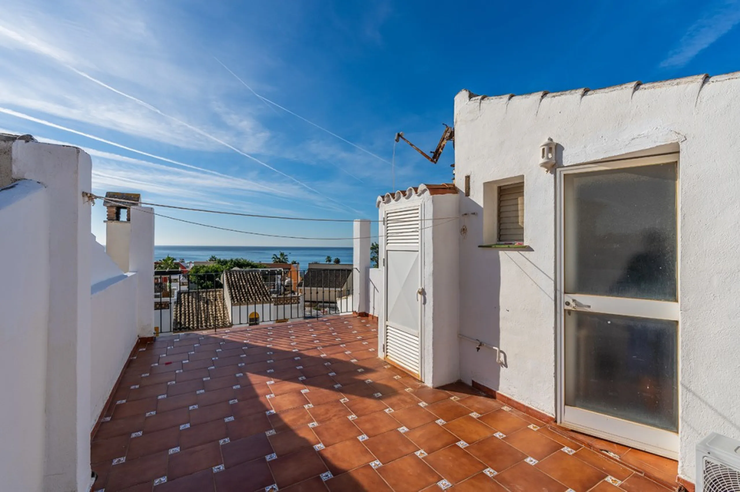 Ample and bright semi-detached house in the urbanisation Costabella in East Marbella. The house offers on two levels three bedrooms, three bathrooms, a good sized living room, big kitchen, front terrace and back summer terrace. Amazing sea views from firs