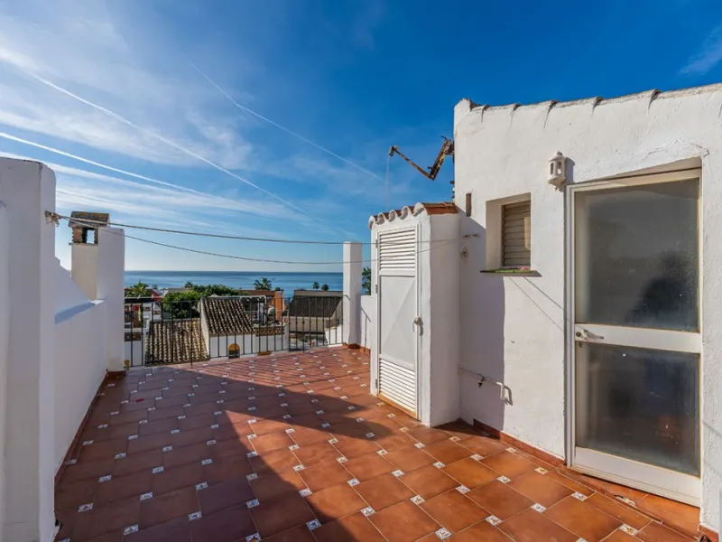 Ample and bright semi-detached house in the urbanisation Costabella in East Marbella. The house offers on two levels three bedrooms, three bathrooms, a good sized living room, big kitchen, front terrace and back summer terrace. Amazing sea views from firs