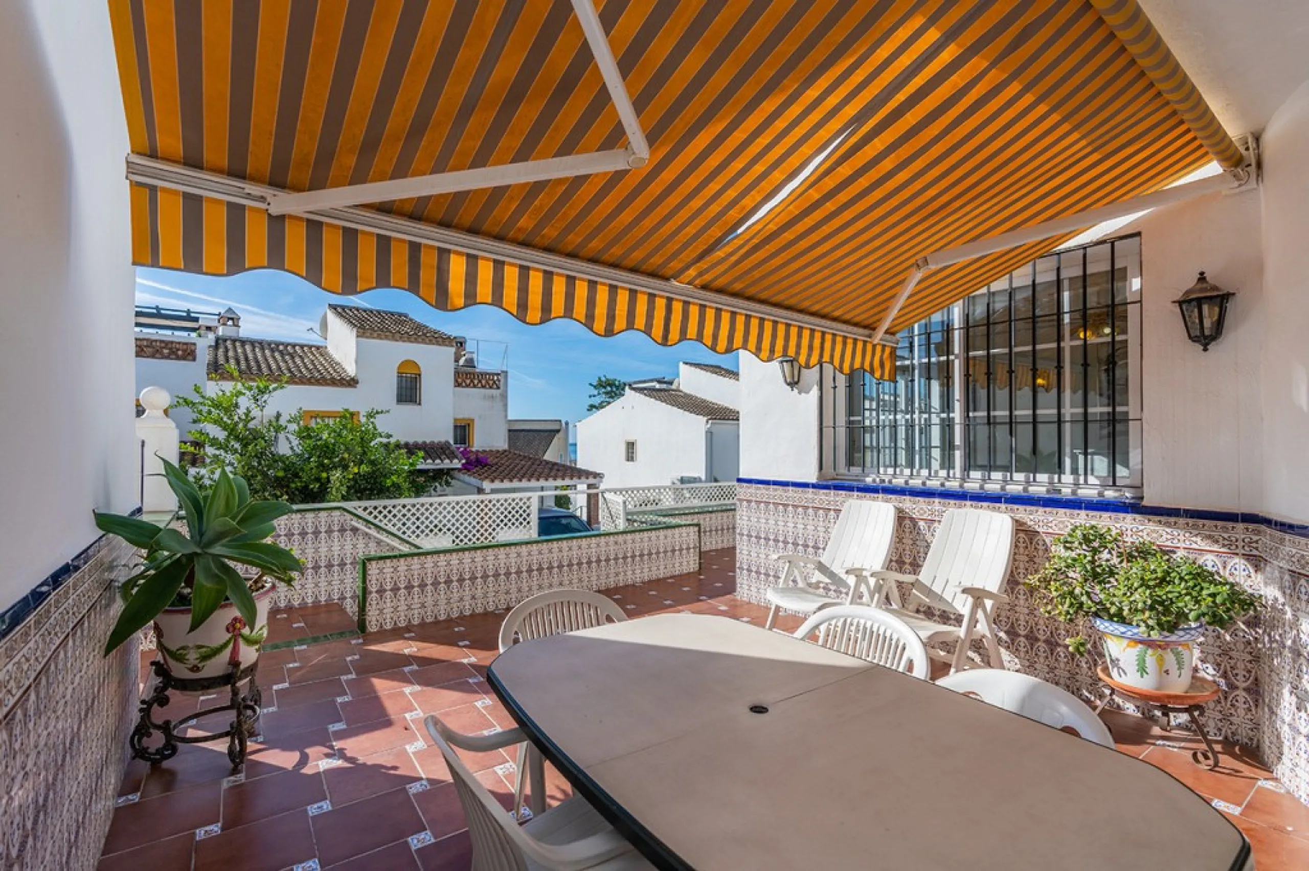 Ample and bright semi-detached house in the urbanisation Costabella in East Marbella. The house offers on two levels three bedrooms, three bathrooms, a good sized living room, big kitchen, front terrace and back summer terrace. Amazing sea views from firs