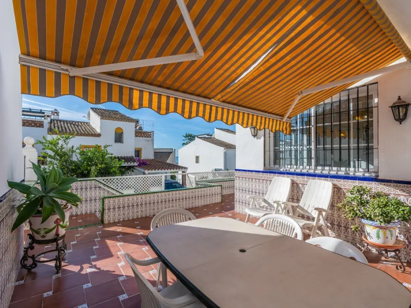 Ample and bright semi-detached house in the urbanisation Costabella in East Marbella. The house offers on two levels three bedrooms, three bathrooms, a good sized living room, big kitchen, front terrace and back summer terrace. Amazing sea views from firs