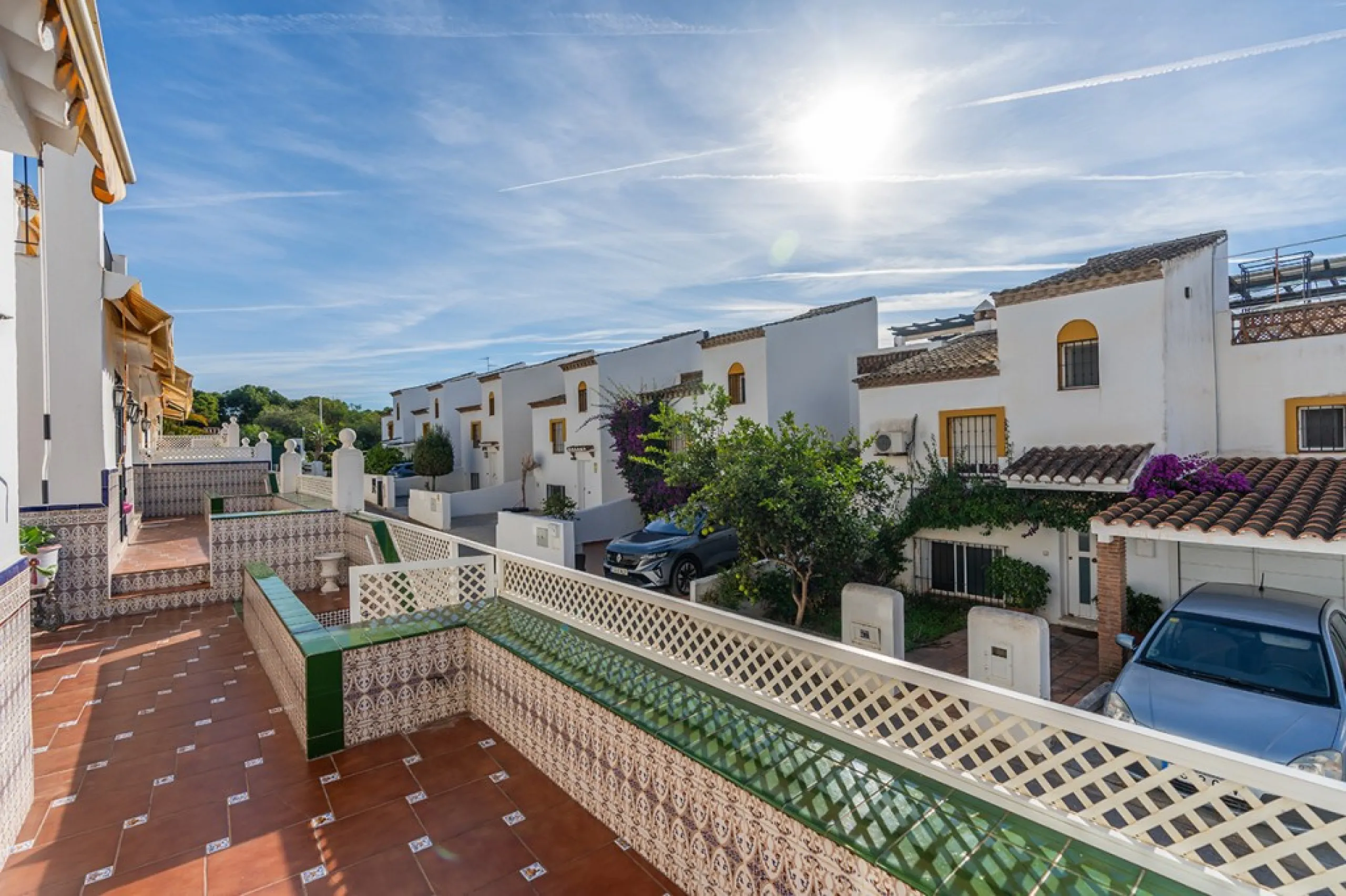Ample and bright semi-detached house in the urbanisation Costabella in East Marbella. The house offers on two levels three bedrooms, three bathrooms, a good sized living room, big kitchen, front terrace and back summer terrace. Amazing sea views from firs
