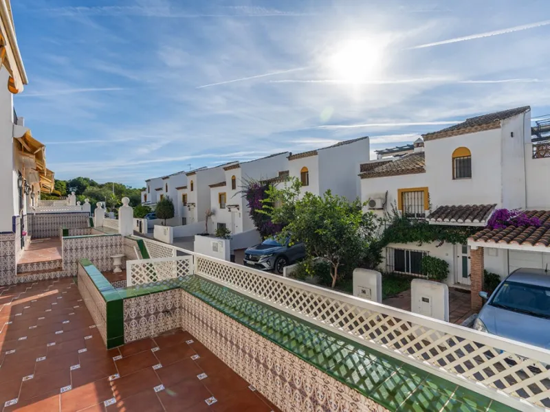 Ample and bright semi-detached house in the urbanisation Costabella in East Marbella. The house offers on two levels three bedrooms, three bathrooms, a good sized living room, big kitchen, front terrace and back summer terrace. Amazing sea views from firs
