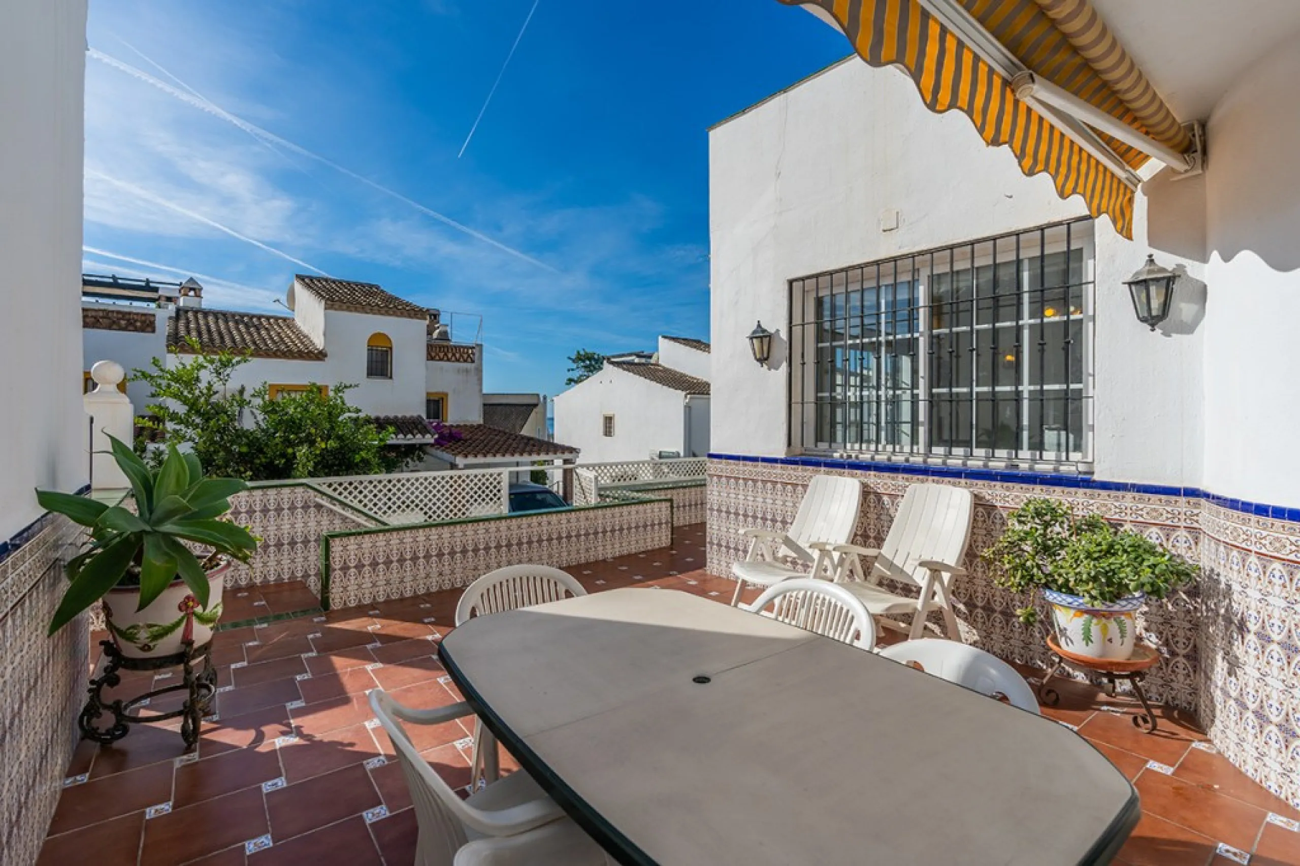 Ample and bright semi-detached house in the urbanisation Costabella in East Marbella. The house offers on two levels three bedrooms, three bathrooms, a good sized living room, big kitchen, front terrace and back summer terrace. Amazing sea views from firs