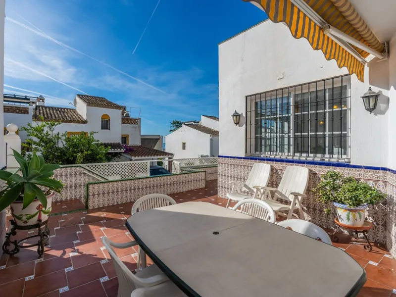 Ample and bright semi-detached house in the urbanisation Costabella in East Marbella. The house offers on two levels three bedrooms, three bathrooms, a good sized living room, big kitchen, front terrace and back summer terrace. Amazing sea views from firs