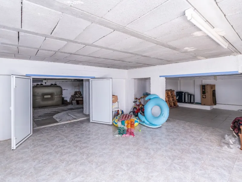 Ample and bright semi-detached house in the urbanisation Costabella in East Marbella. The house offers on two levels three bedrooms, three bathrooms, a good sized living room, big kitchen, front terrace and back summer terrace. Amazing sea views from firs