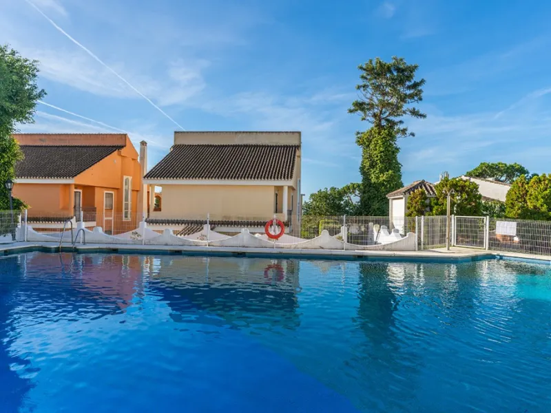 Ample and bright semi-detached house in the urbanisation Costabella in East Marbella. The house offers on two levels three bedrooms, three bathrooms, a good sized living room, big kitchen, front terrace and back summer terrace. Amazing sea views from firs