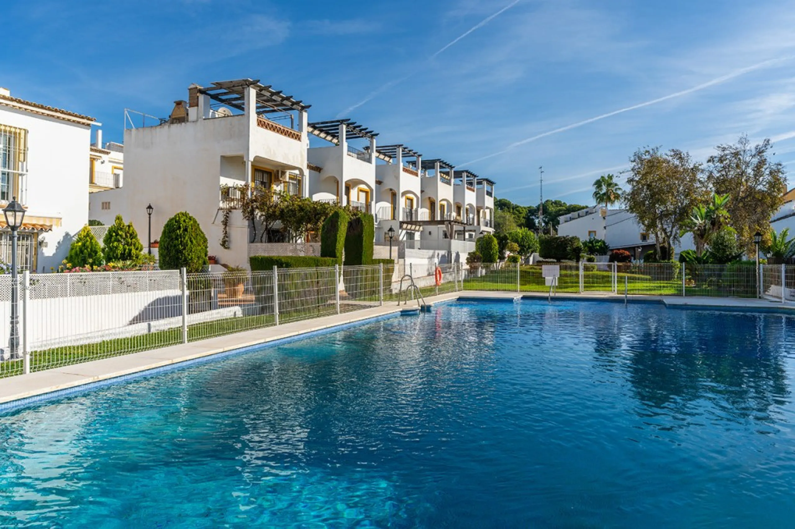 Ample and bright semi-detached house in the urbanisation Costabella in East Marbella. The house offers on two levels three bedrooms, three bathrooms, a good sized living room, big kitchen, front terrace and back summer terrace. Amazing sea views from firs