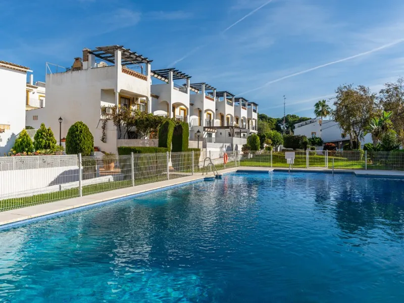Ample and bright semi-detached house in the urbanisation Costabella in East Marbella. The house offers on two levels three bedrooms, three bathrooms, a good sized living room, big kitchen, front terrace and back summer terrace. Amazing sea views from firs