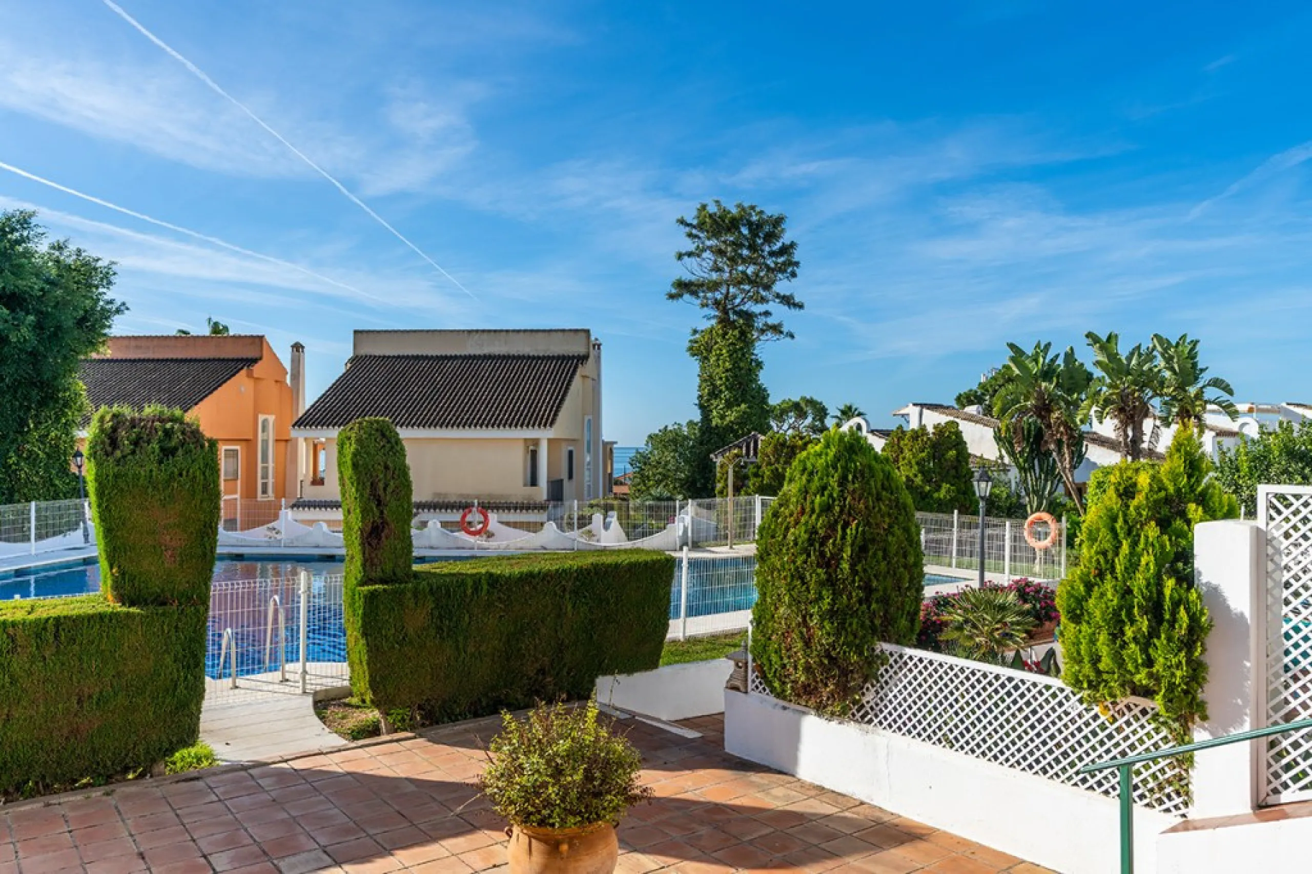 Ample and bright semi-detached house in the urbanisation Costabella in East Marbella. The house offers on two levels three bedrooms, three bathrooms, a good sized living room, big kitchen, front terrace and back summer terrace. Amazing sea views from firs