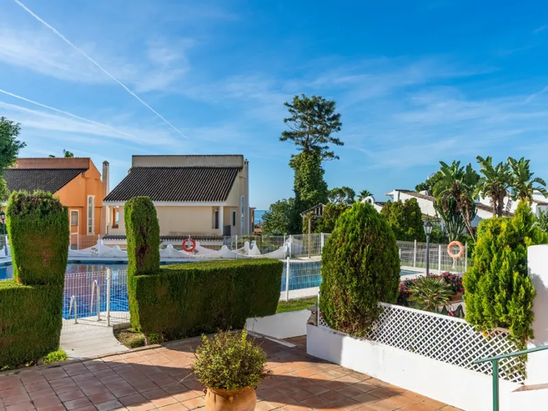Ample and bright semi-detached house in the urbanisation Costabella in East Marbella. The house offers on two levels three bedrooms, three bathrooms, a good sized living room, big kitchen, front terrace and back summer terrace. Amazing sea views from firs