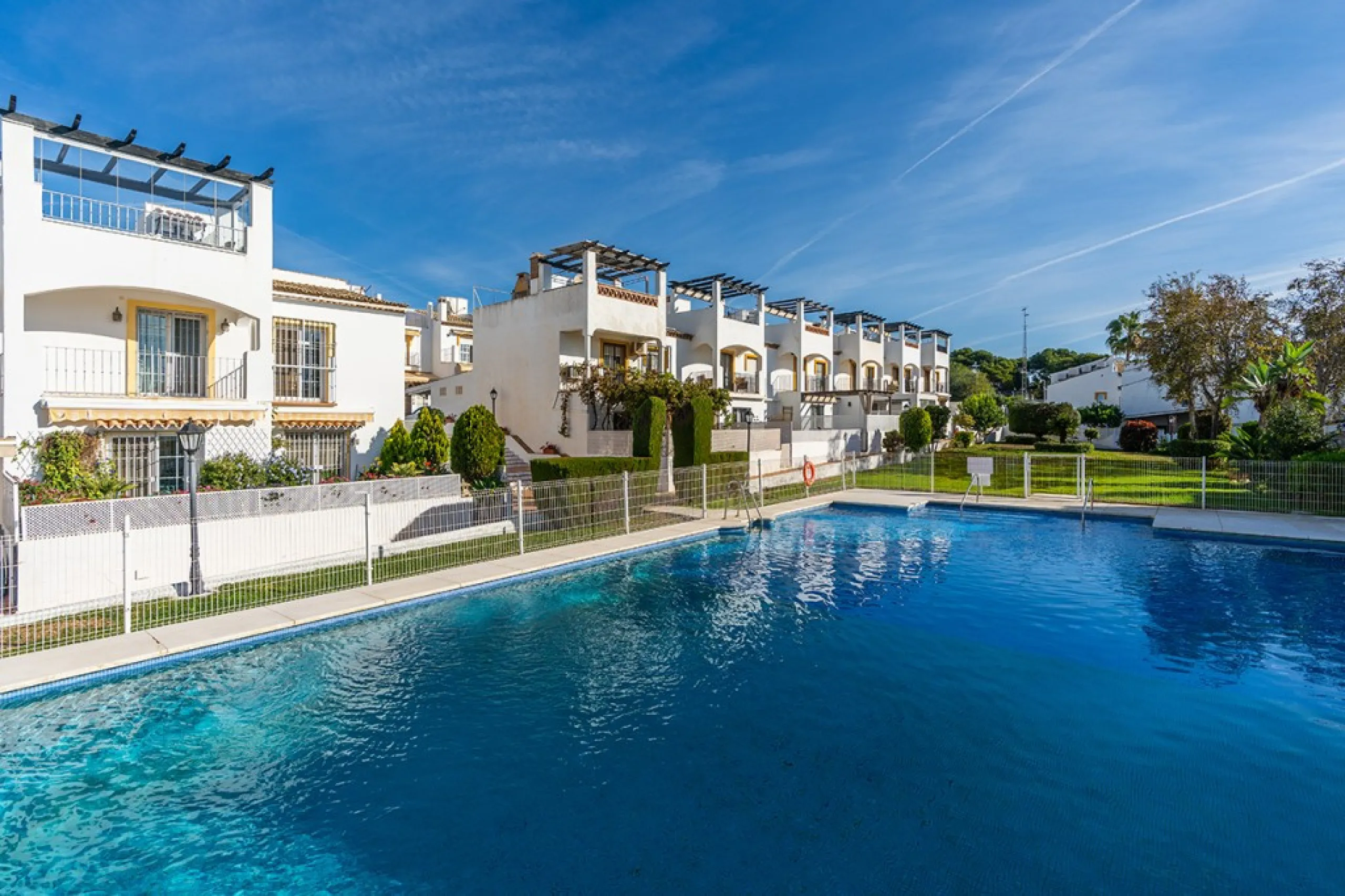 Ample and bright semi-detached house in the urbanisation Costabella in East Marbella. The house offers on two levels three bedrooms, three bathrooms, a good sized living room, big kitchen, front terrace and back summer terrace. Amazing sea views from firs
