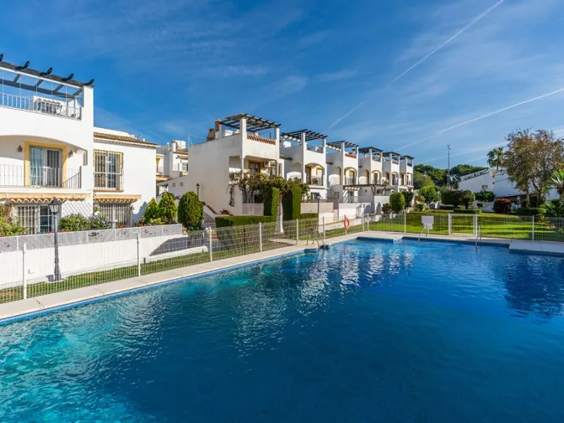 Ample and bright semi-detached house in the urbanisation Costabella in East Marbella. The house offers on two levels three bedrooms, three bathrooms, a good sized living room, big kitchen, front terrace and back summer terrace. Amazing sea views from firs