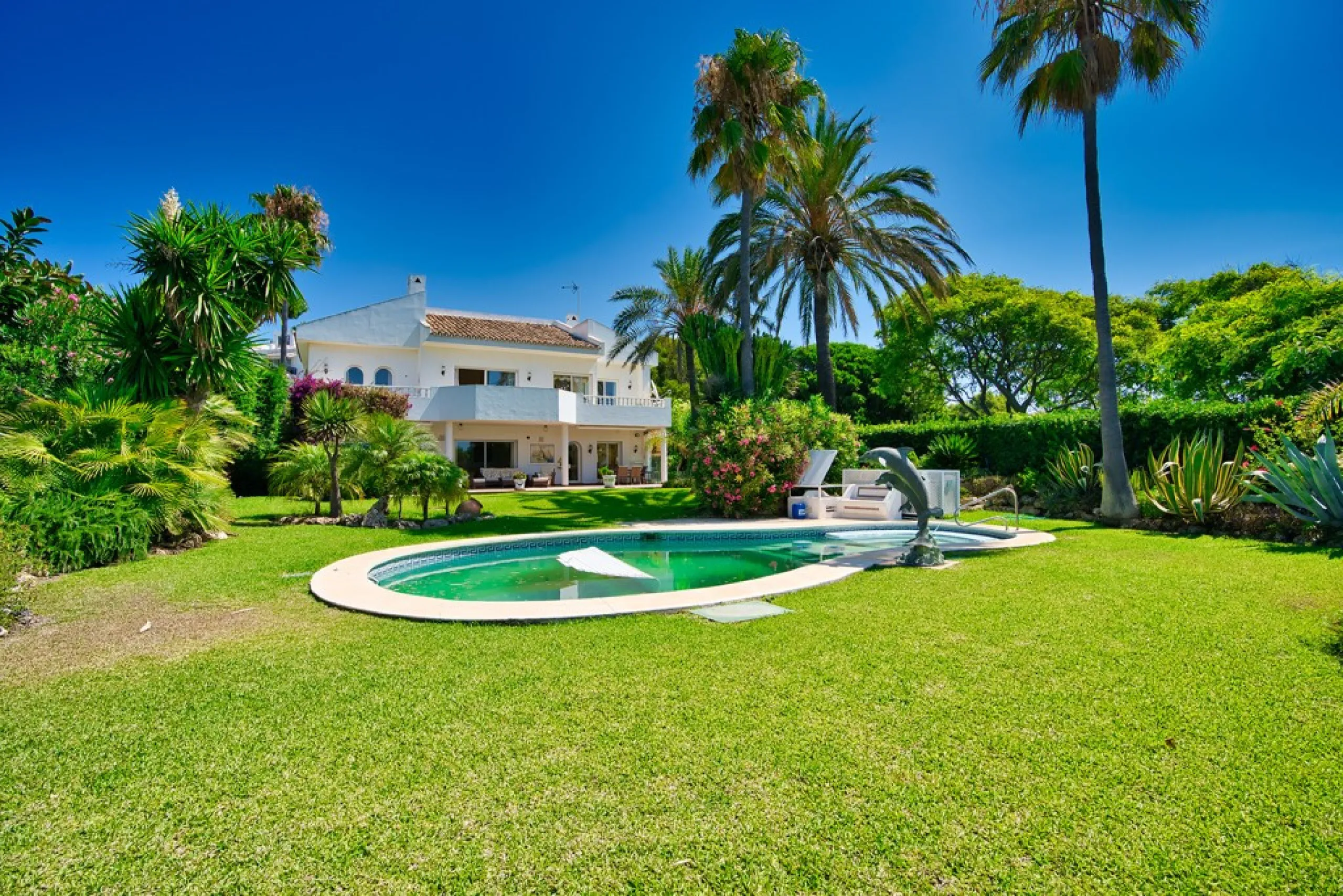 This remarkable beachfront villa, located adjacent to the renowned Nikki Beach in Elviria, East Marbella, offers an unparalleled living experience. Spread across two levels, the villa features four spacious bedrooms, each with its own en-suite bathroom, a