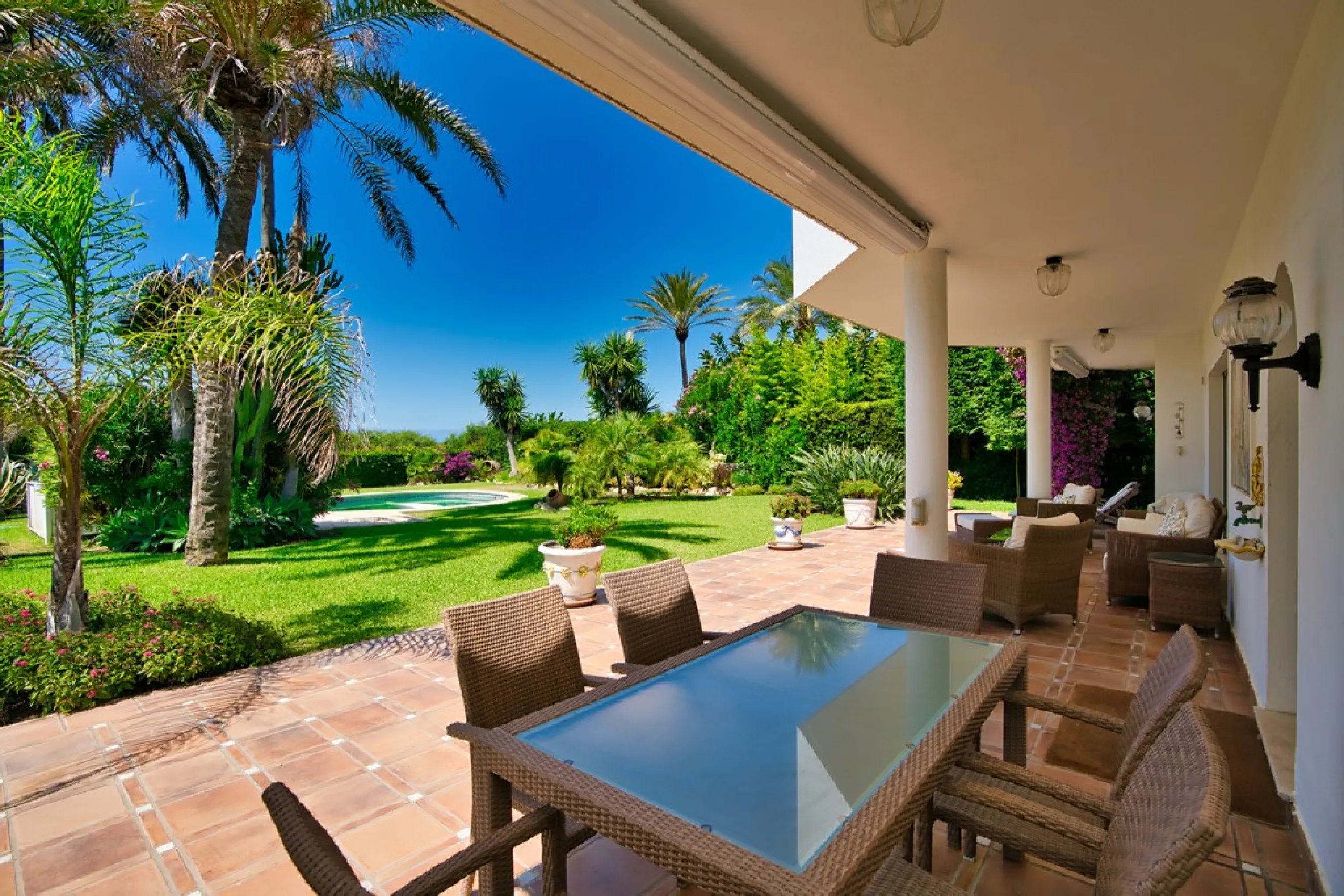 This remarkable beachfront villa, located adjacent to the renowned Nikki Beach in Elviria, East Marbella, offers an unparalleled living experience. Spread across two levels, the villa features four spacious bedrooms, each with its own en-suite bathroom, a