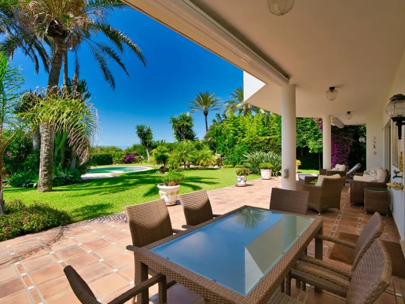 This remarkable beachfront villa, located adjacent to the renowned Nikki Beach in Elviria, East Marbella, offers an unparalleled living experience. Spread across two levels, the villa features four spacious bedrooms, each with its own en-suite bathroom, a