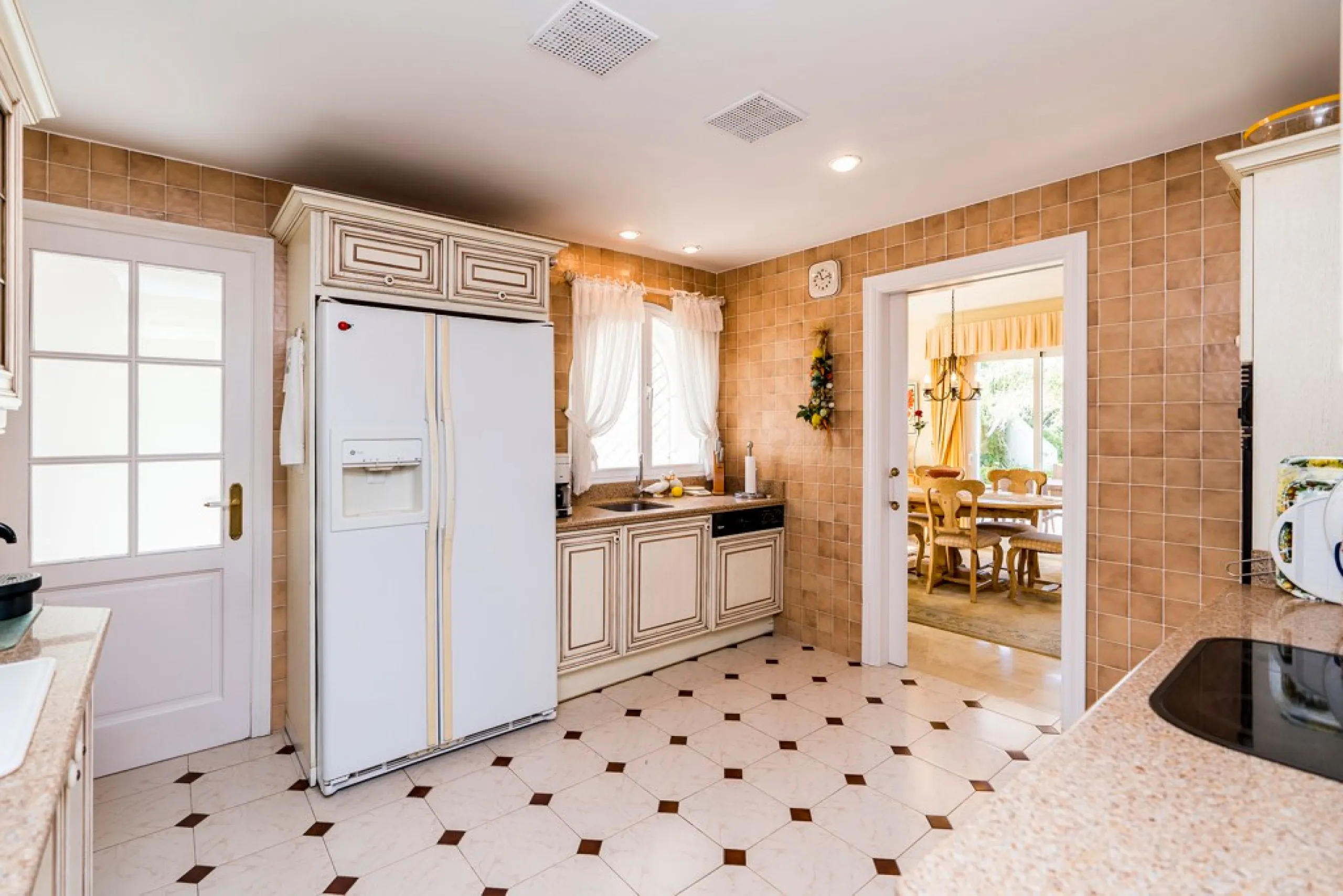 This remarkable beachfront villa, located adjacent to the renowned Nikki Beach in Elviria, East Marbella, offers an unparalleled living experience. Spread across two levels, the villa features four spacious bedrooms, each with its own en-suite bathroom, a
