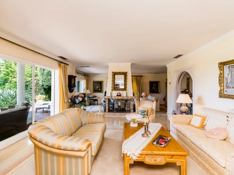 This remarkable beachfront villa, located adjacent to the renowned Nikki Beach in Elviria, East Marbella, offers an unparalleled living experience. Spread across two levels, the villa features four spacious bedrooms, each with its own en-suite bathroom, a