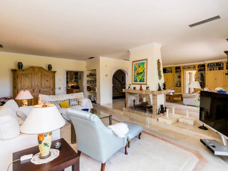This remarkable beachfront villa, located adjacent to the renowned Nikki Beach in Elviria, East Marbella, offers an unparalleled living experience. Spread across two levels, the villa features four spacious bedrooms, each with its own en-suite bathroom, a