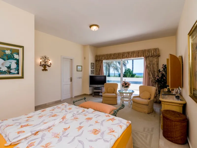 This remarkable beachfront villa, located adjacent to the renowned Nikki Beach in Elviria, East Marbella, offers an unparalleled living experience. Spread across two levels, the villa features four spacious bedrooms, each with its own en-suite bathroom, a