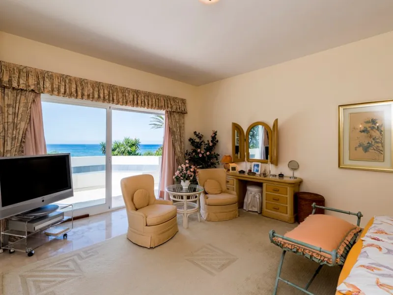This remarkable beachfront villa, located adjacent to the renowned Nikki Beach in Elviria, East Marbella, offers an unparalleled living experience. Spread across two levels, the villa features four spacious bedrooms, each with its own en-suite bathroom, a