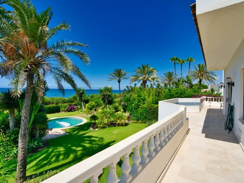 This remarkable beachfront villa, located adjacent to the renowned Nikki Beach in Elviria, East Marbella, offers an unparalleled living experience. Spread across two levels, the villa features four spacious bedrooms, each with its own en-suite bathroom, a