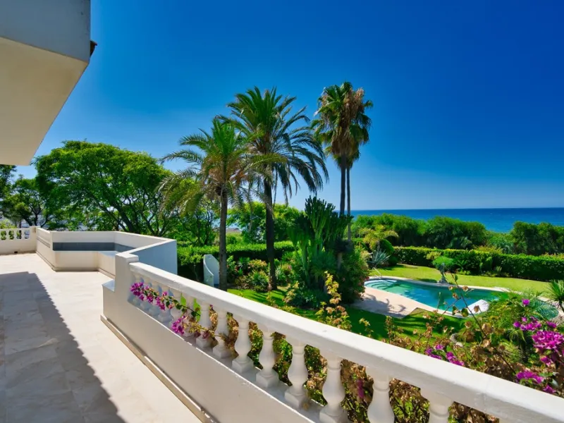 This remarkable beachfront villa, located adjacent to the renowned Nikki Beach in Elviria, East Marbella, offers an unparalleled living experience. Spread across two levels, the villa features four spacious bedrooms, each with its own en-suite bathroom, a