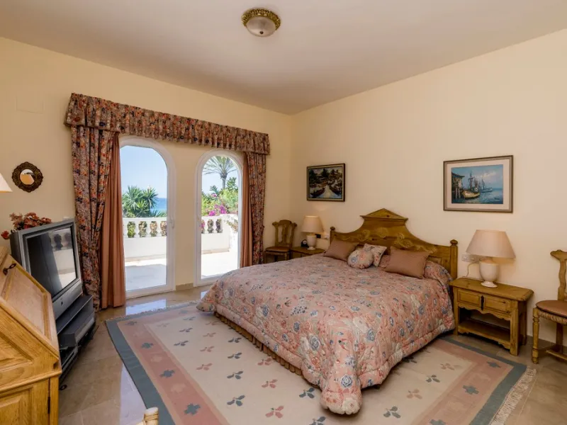 This remarkable beachfront villa, located adjacent to the renowned Nikki Beach in Elviria, East Marbella, offers an unparalleled living experience. Spread across two levels, the villa features four spacious bedrooms, each with its own en-suite bathroom, a
