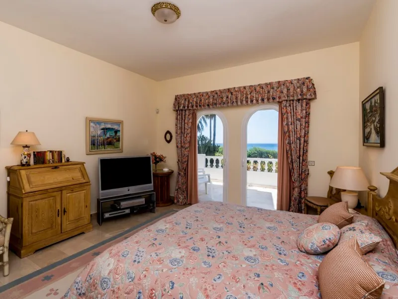 This remarkable beachfront villa, located adjacent to the renowned Nikki Beach in Elviria, East Marbella, offers an unparalleled living experience. Spread across two levels, the villa features four spacious bedrooms, each with its own en-suite bathroom, a