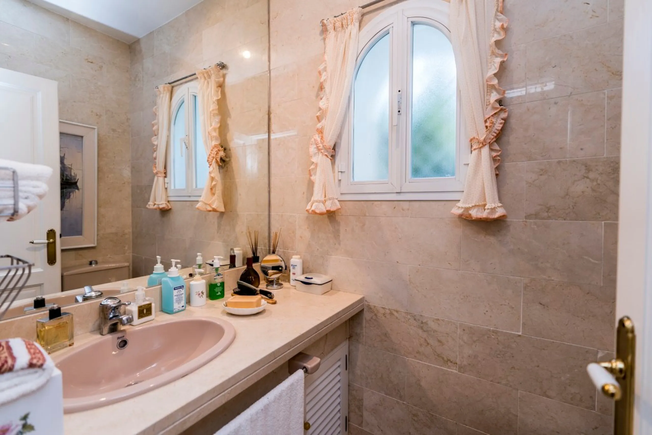 This remarkable beachfront villa, located adjacent to the renowned Nikki Beach in Elviria, East Marbella, offers an unparalleled living experience. Spread across two levels, the villa features four spacious bedrooms, each with its own en-suite bathroom, a