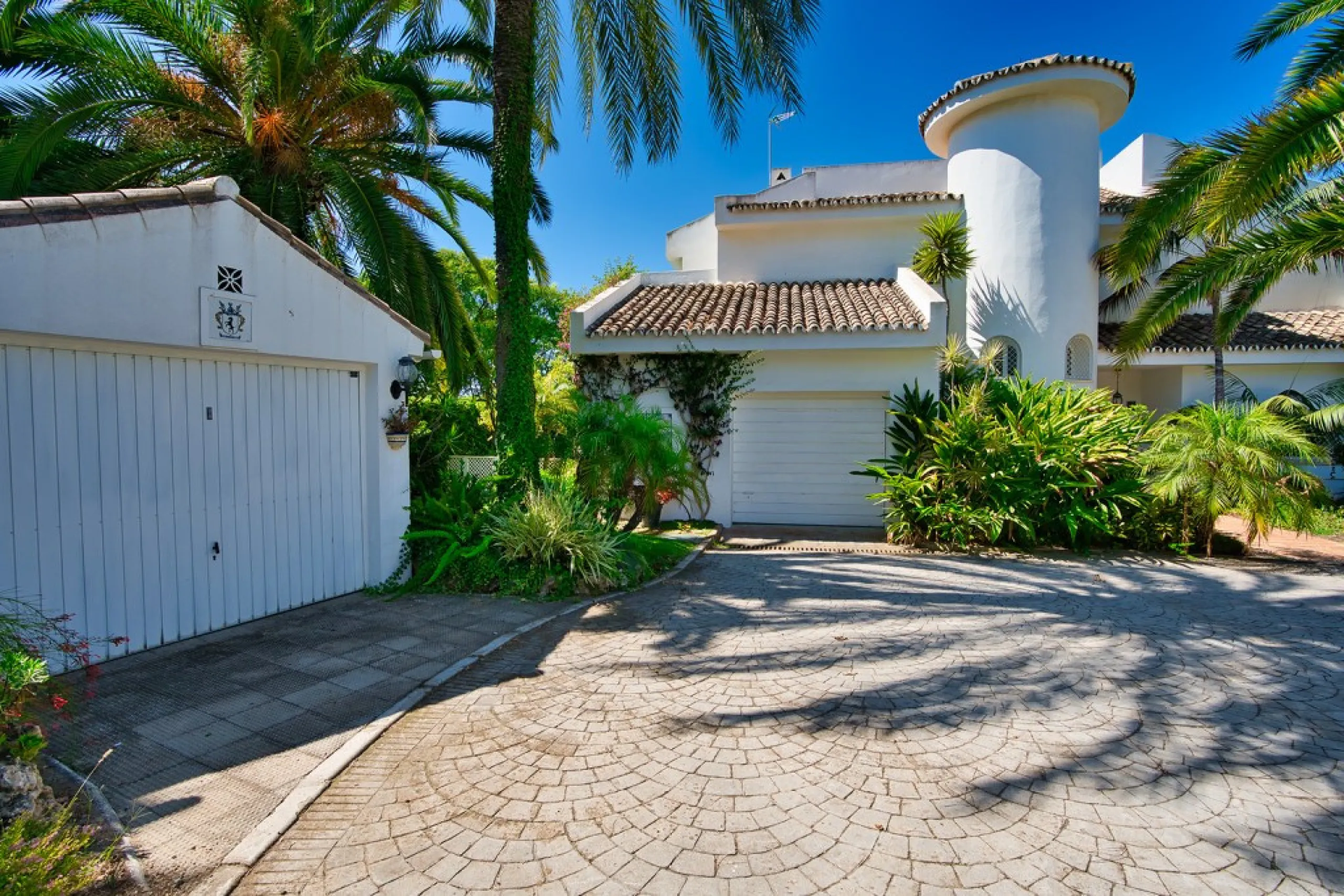 This remarkable beachfront villa, located adjacent to the renowned Nikki Beach in Elviria, East Marbella, offers an unparalleled living experience. Spread across two levels, the villa features four spacious bedrooms, each with its own en-suite bathroom, a