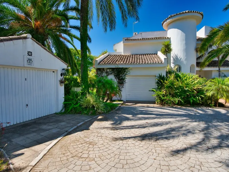 This remarkable beachfront villa, located adjacent to the renowned Nikki Beach in Elviria, East Marbella, offers an unparalleled living experience. Spread across two levels, the villa features four spacious bedrooms, each with its own en-suite bathroom, a