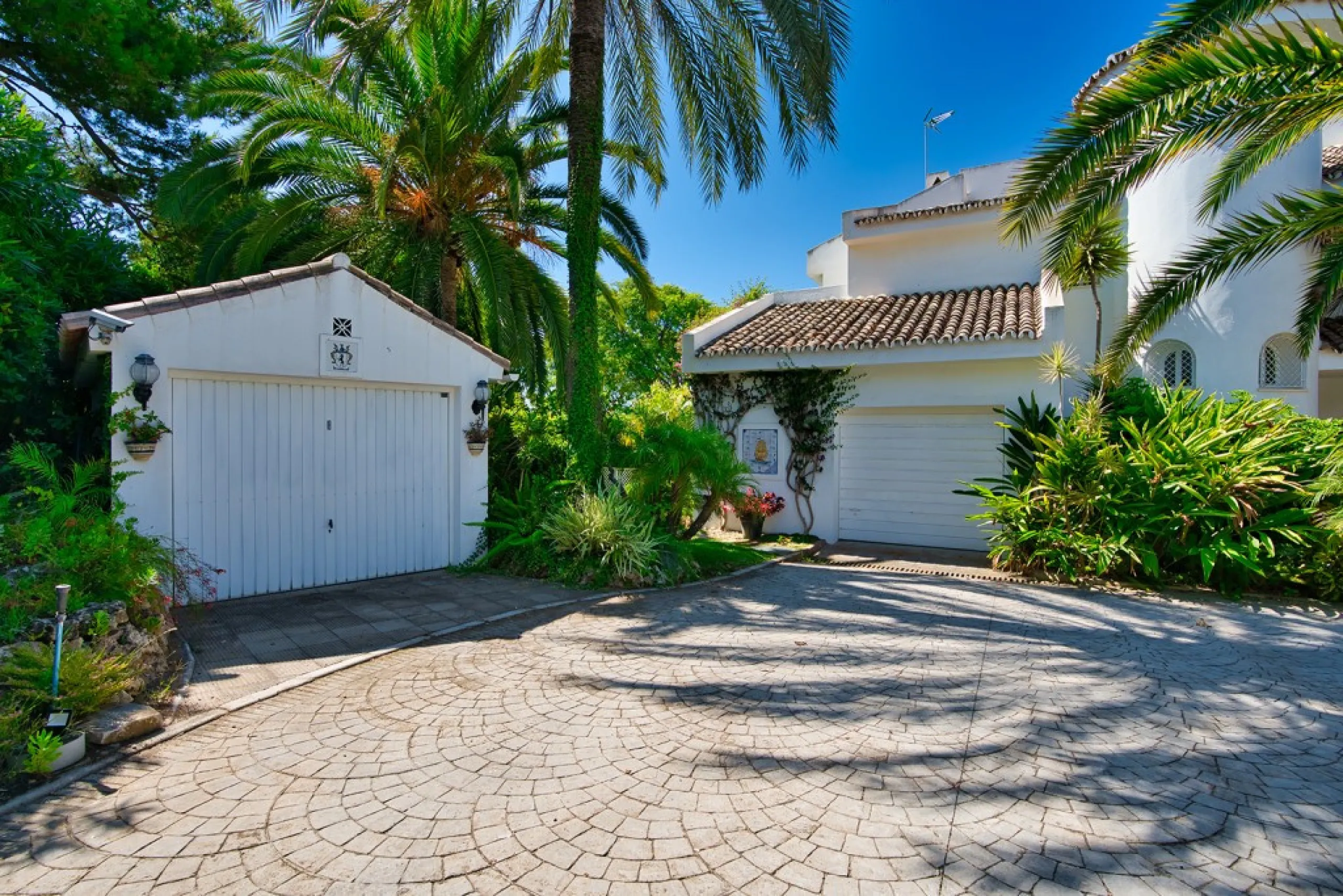 This remarkable beachfront villa, located adjacent to the renowned Nikki Beach in Elviria, East Marbella, offers an unparalleled living experience. Spread across two levels, the villa features four spacious bedrooms, each with its own en-suite bathroom, a
