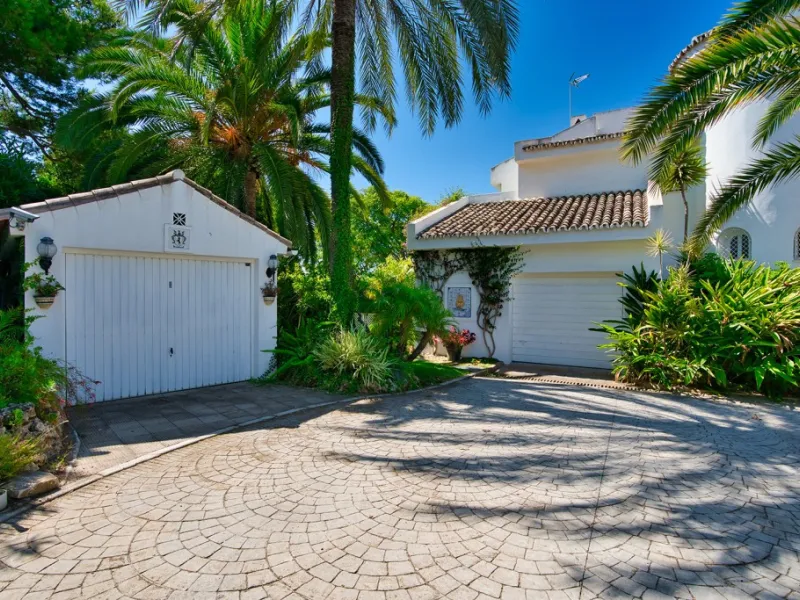 This remarkable beachfront villa, located adjacent to the renowned Nikki Beach in Elviria, East Marbella, offers an unparalleled living experience. Spread across two levels, the villa features four spacious bedrooms, each with its own en-suite bathroom, a