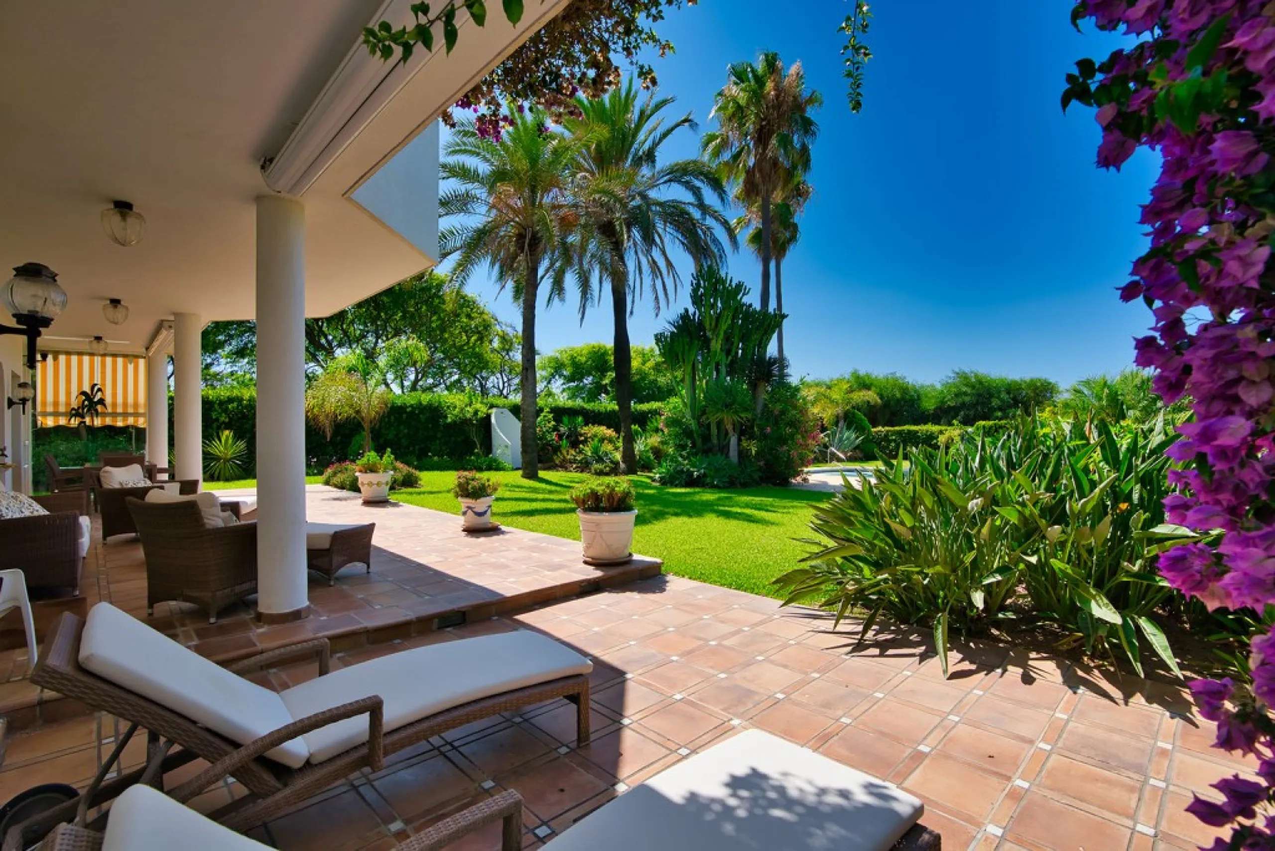 This remarkable beachfront villa, located adjacent to the renowned Nikki Beach in Elviria, East Marbella, offers an unparalleled living experience. Spread across two levels, the villa features four spacious bedrooms, each with its own en-suite bathroom, a