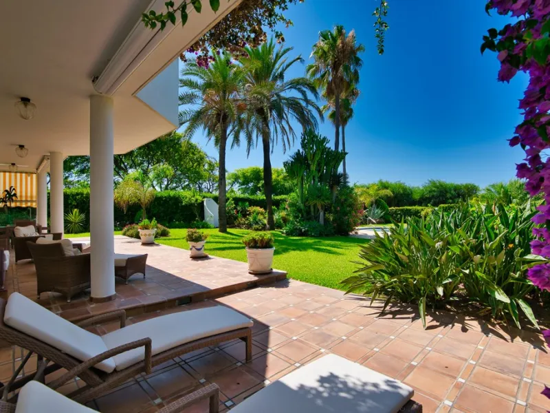 This remarkable beachfront villa, located adjacent to the renowned Nikki Beach in Elviria, East Marbella, offers an unparalleled living experience. Spread across two levels, the villa features four spacious bedrooms, each with its own en-suite bathroom, a